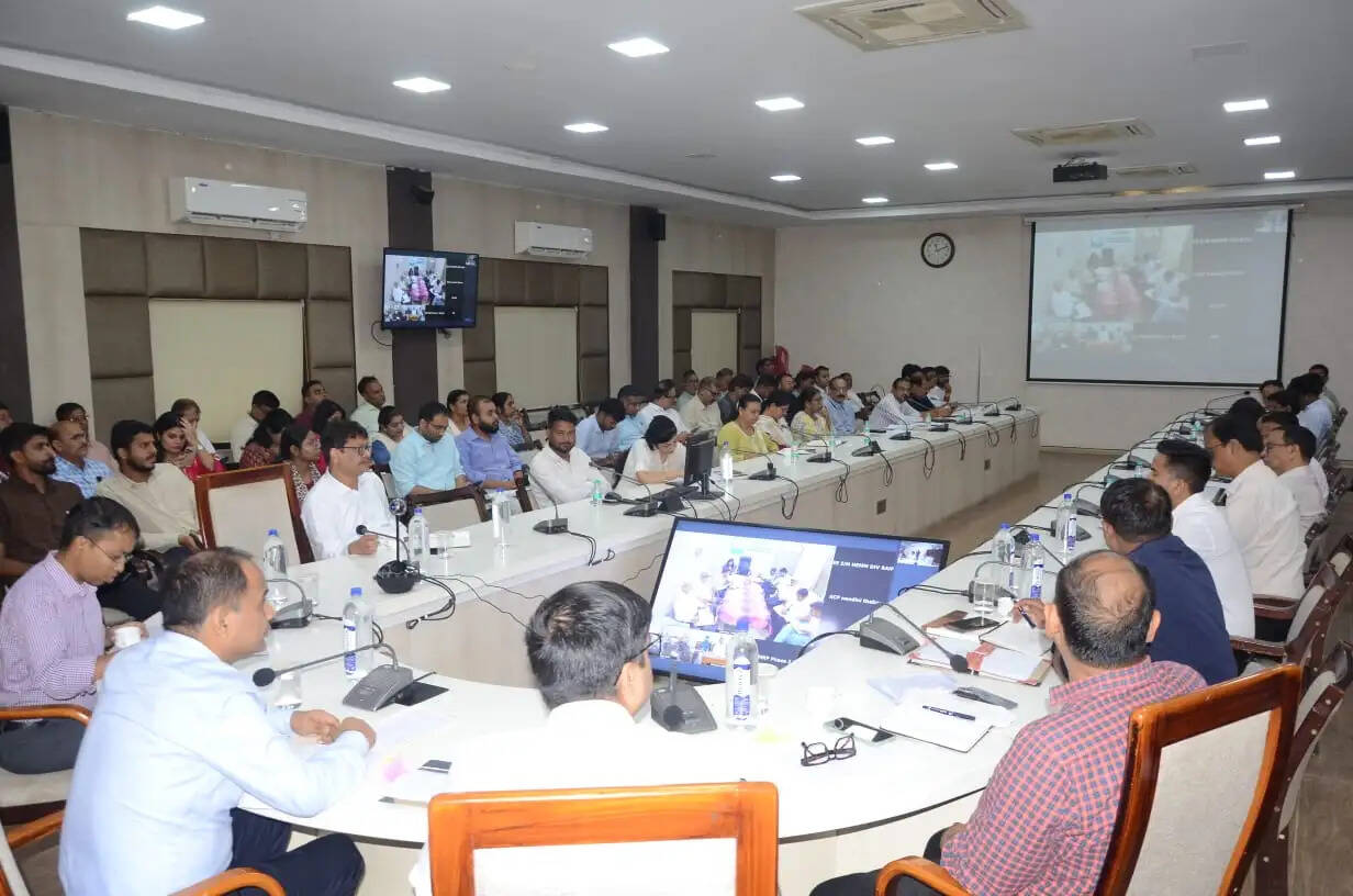 रायपुर : नगरीय निकायों व जनपद पंचायत लंबित पेंशन प्रकरणों का जल्द समाधान करें : कलेक्टर