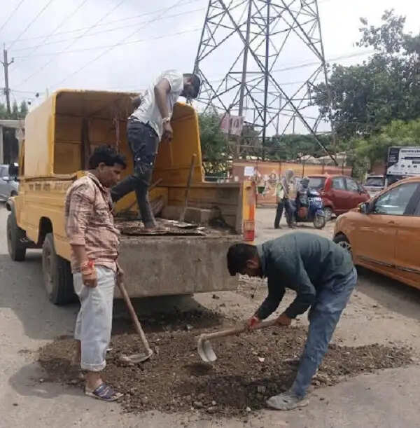 बारिश ने बिगाड़ी सड़कों की सूरत, सीएंडडी वेस्ट से भरे जा रहे राजधानी की सड़कों के गड्ढे