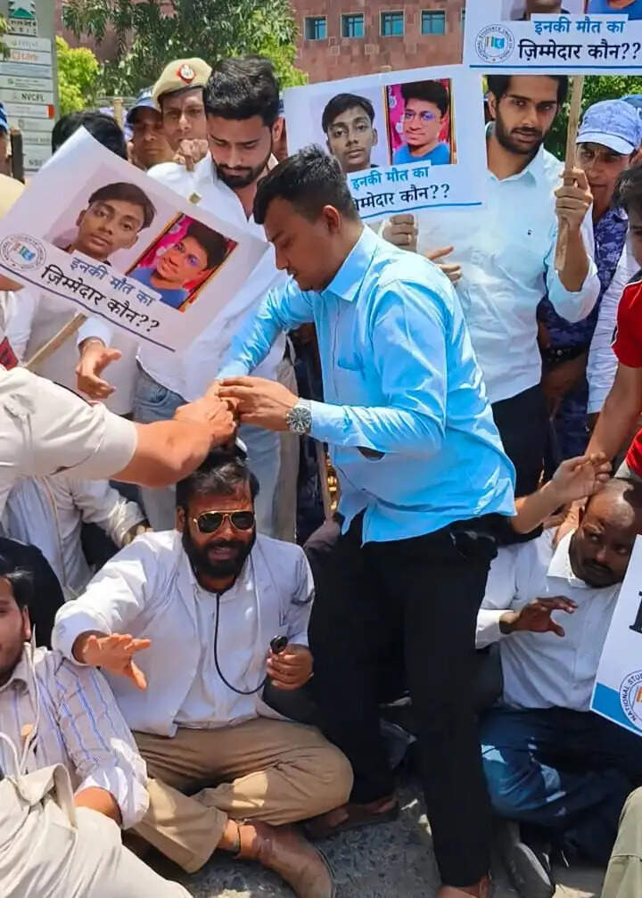 एनएसयूआई कार्यकर्ताओं ने सिर मुंडवाकर किया प्रदर्शन, शिक्षा मंत्री के इस्तीफे और एनटीए को भंग करने की मांग