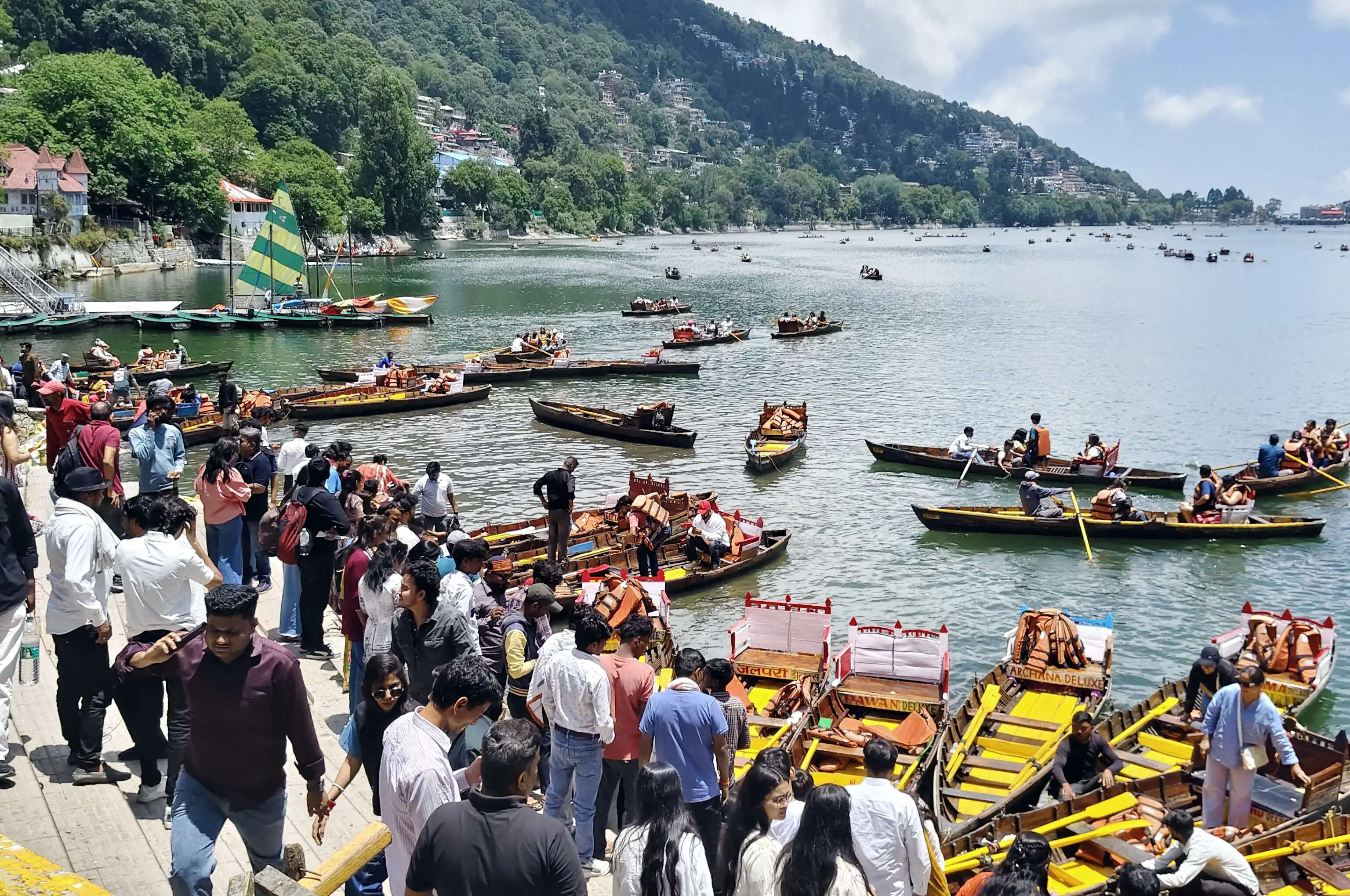 जून माह के आखिरी सप्ताहांत पर नैनीताल में उमड़ी पर्यटकों की भीड़