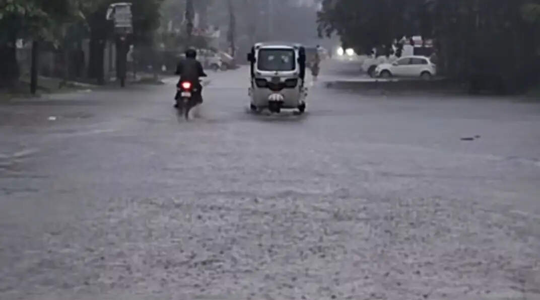 यूपी में भारी बारिश और आकस्मिक बाढ़ का अलर्ट, आठ जिलों में रेड अलर्ट, सीएम ने डीएम को फील्ड में उतरने के निर्देश