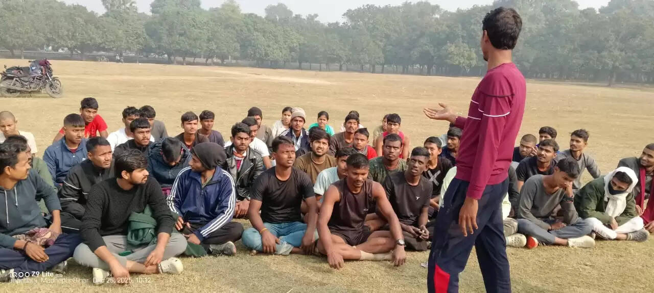 दरभंगा : मनीगाछी अंतर्गत सोनपुर मैदान पर युवाओं को निःशुल्क फिजिकल ट्रेनिंग
