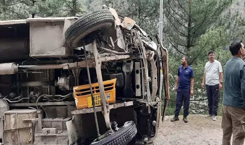 मप्र के तीर्थ यात्रियों की बस उत्तराखंड में गंगोत्री नेशनल हाईवे पर पलटी, पांच घायल