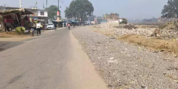 बाराबंकी में लोधेश्वर महादेवा मंदिर के सामने सड़क चौड़ीकरण का कार्य एक महीने से रुका