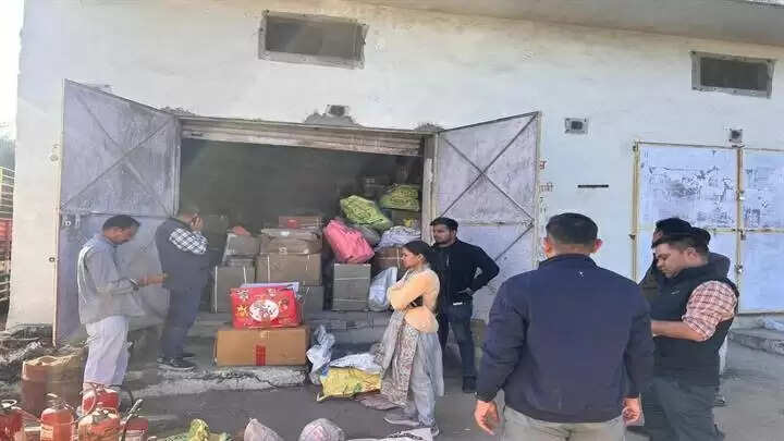 इंदौरः सुरक्षा मानकों का उल्लंघन पाये जाने पर संजय फायर वर्क्स का फटाका गोदाम सील