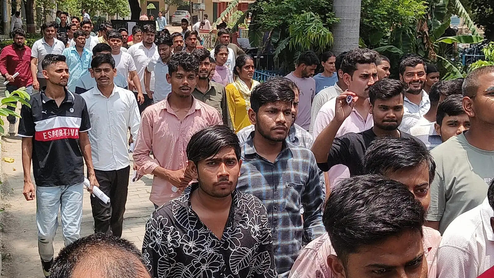 मुरादाबाद : पहले दिन 5722 परीक्षार्थियों ने छोड़ी उप्र पुलिस सिपाही भर्ती परीक्षा