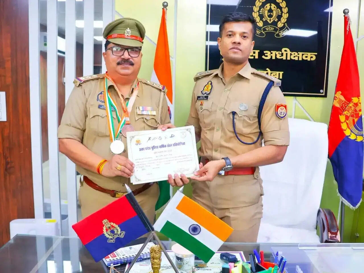 महोबा में तैनात निरीक्षक ने राज्य स्तरीय पुलिस प्रतियोगिता में जीते दो रजत पदक , एसपी ने किया सम्मानित