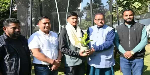 पर्वतारोही वीरेंद्र सिंह सामंत ने मंत्री गणेश जोशी से की भेंट