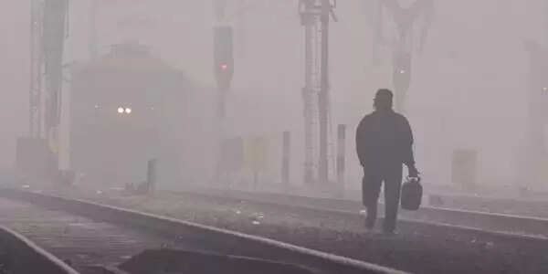 मध्‍य प्रदेश में ठंड का ट्रिपल अटैक, कई जिलों में पारा 5 डिग्री से नीचे, कोहरे की वजह से ट्रेनें-फ्लाइट लेट