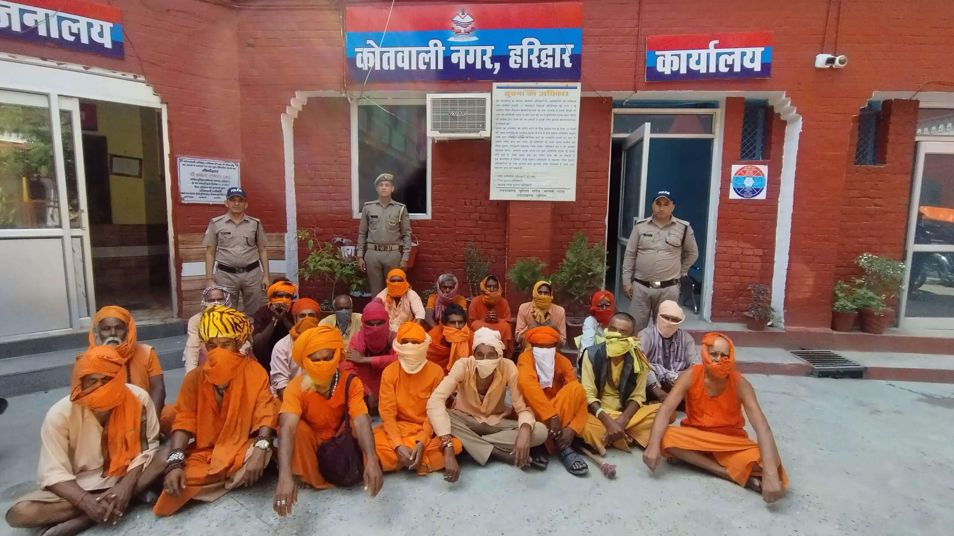 सोमवती अमावस्या से पहले 21 फर्जी बाबा गिरफ्तार