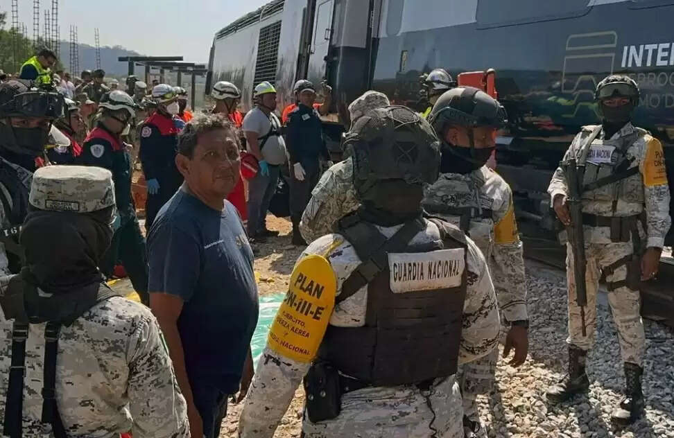 मेक्सिको में ट्रेन हादसा, 13 की यात्रियों की मौत, 98 घायल