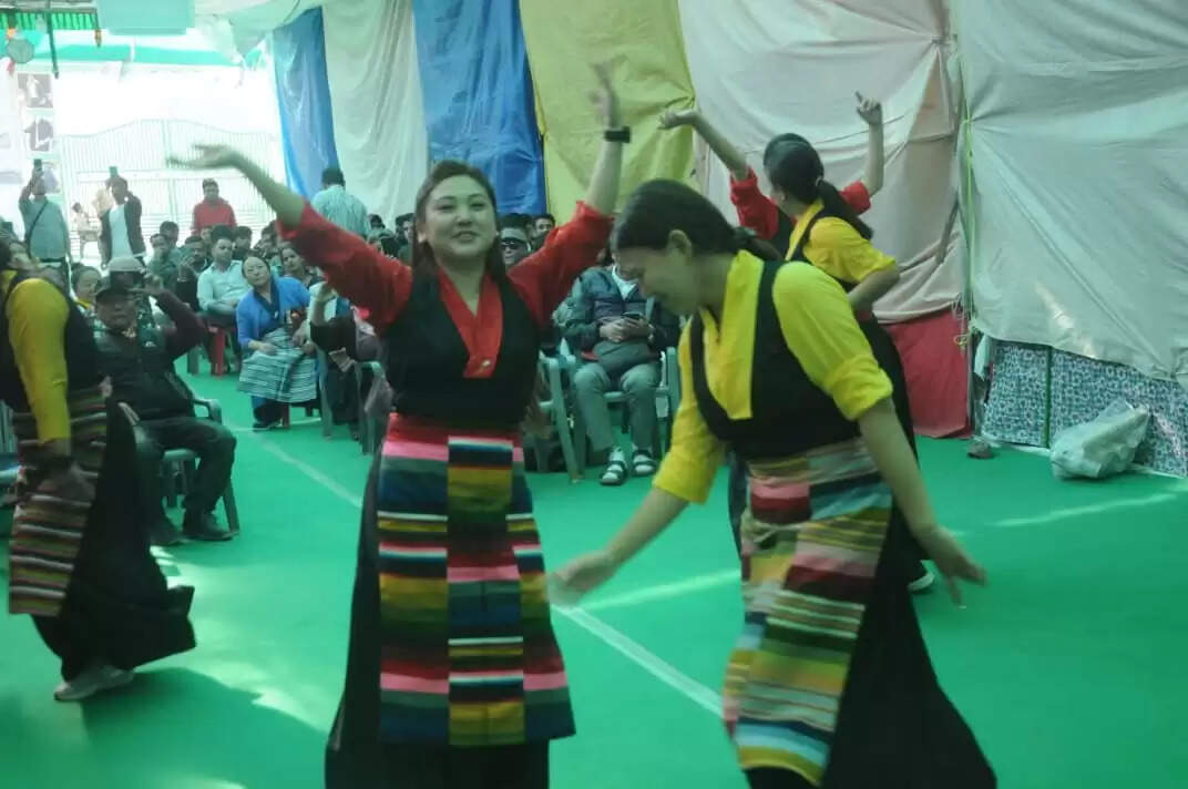 दलाई लामा के नोबेल सम्मान दिवस पर तिब्बती समाज ने ढोल-नगाड़ों पर रचा उत्सव