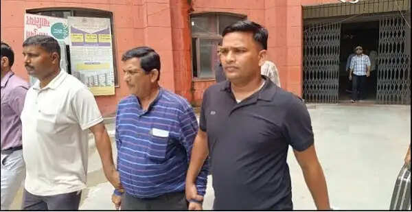 ग्वालियर:&nbsp;रिटायरमेंट से एक दिन पहले रिश्वत लेते रंगे हाथ पकड़े गए नगर निगम के कार्यपालन यंत्री