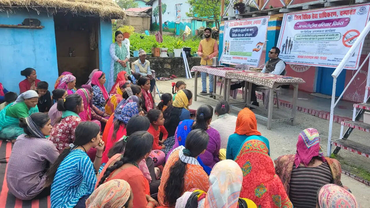 चम्पावत में विधिक जागरूकता अभियान, महिलाओं और वरिष्ठ नागरिकों को किया जागरूक