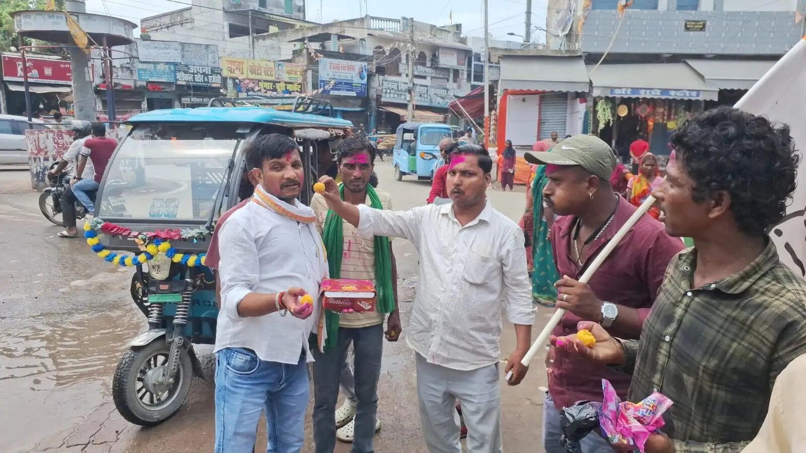 दतिया उपचुनाव में कांग्रेस की जीत पर युवा कांग्रेस कार्यकर्ताओं ने मनाया जश्न