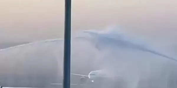 नवी मुंबई इंटरनेशनल एयरपोर्ट से उड़ानों का संचालन शुरू, पहले विमान को शानदार सलामी