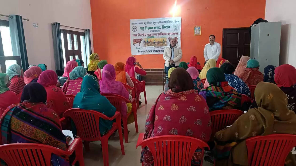 हिसार : जन्म के बाद नवाजात पशुओं को पिलाएं मां का पहला दूध : डॉ. महाबीर