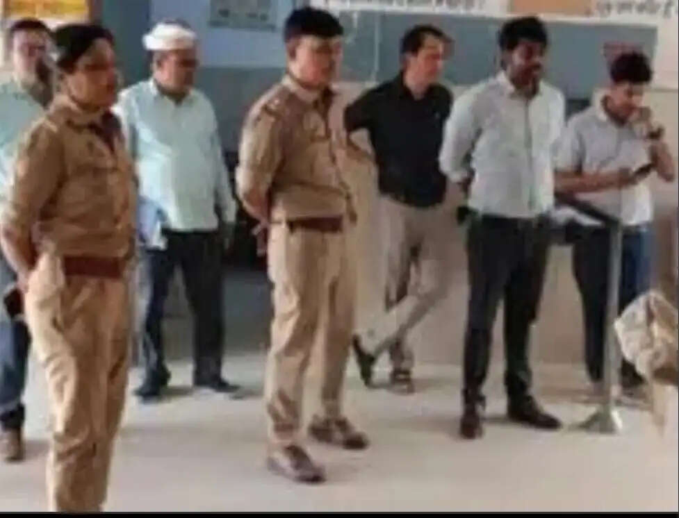 देवरिया के बरहज में आग का तांडव, झोपड़ी जलने से दिव्यांग महिला की मौत