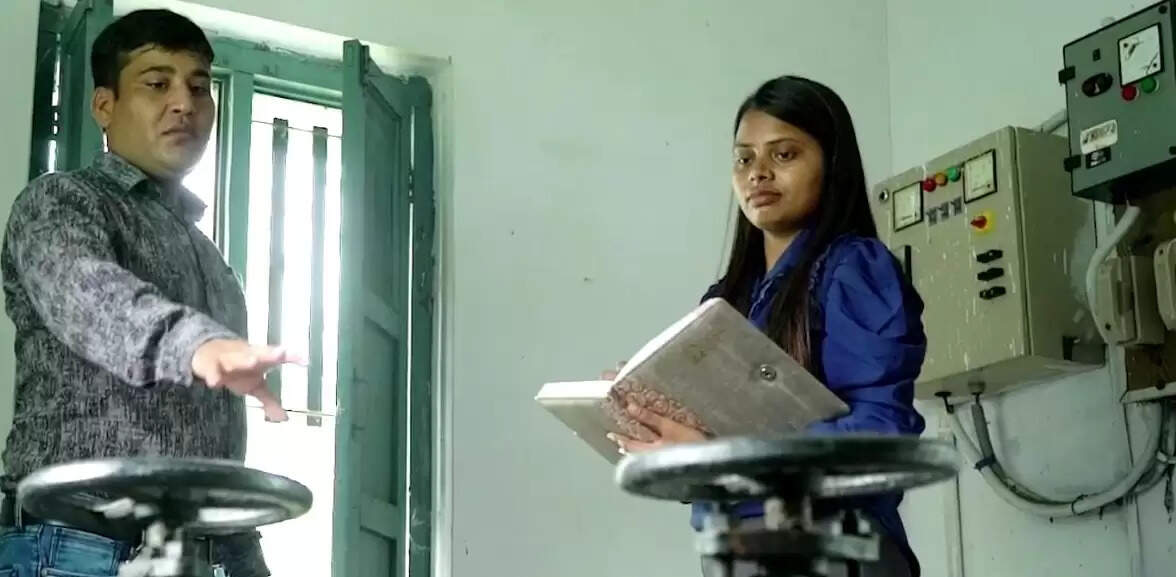 उप्र में घूंघट से बाहर निकल पानी सप्लाई की जिम्मेदारी निभा रहीं ग्रामीण महिलाएं