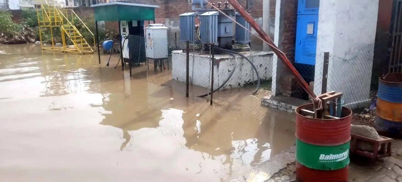 हिसार रोडवेज वर्कशॉप में जलभराव से व्यवस्था चरमराई