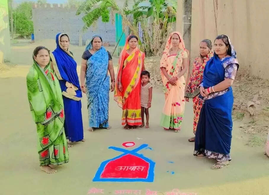 बलरामपुर : प्रधानमंत्री आवास का सर्वे जारी, महिला समूह कर रहीं लोगों को जागरूक