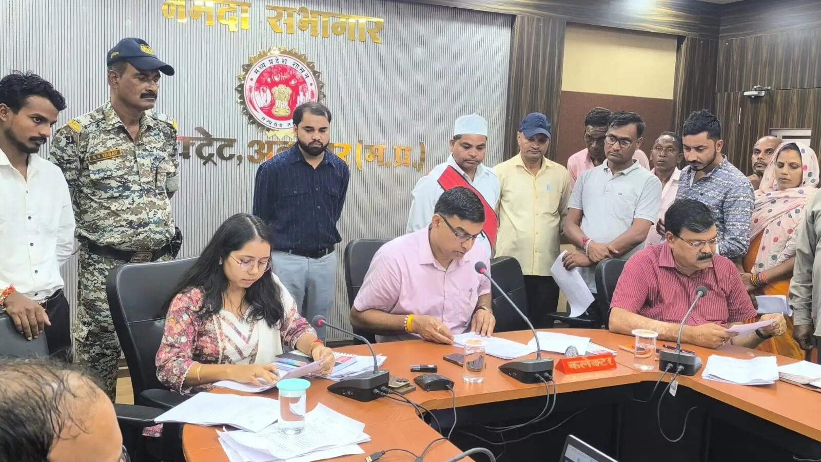 अनूपपुर: जनसुनवाई में कलेक्टर ने 63 लोगों की शिकायतों पर जांच कर निराकरण के दिये निर्देश