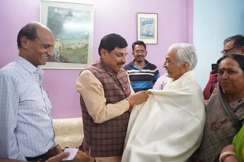 उज्जैनः मुख्यमंत्री डॉ. यादव ने अपने गुरु के घर पहुँच कर लिया आशीर्वाद