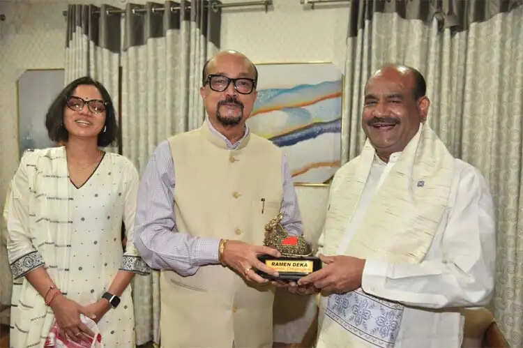 राज्यपाल रमेन डेका ने किया लोकसभा अध्यक्ष बिड़ला का आत्मीय स्वागत