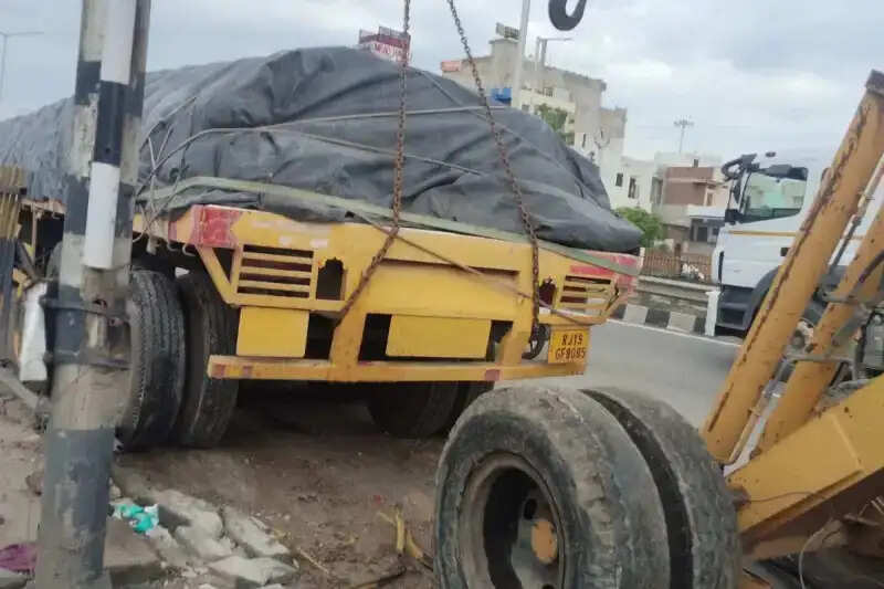 रेलिंग तोड़ फुटपाथ पर चढ़ा बेकाबू ट्रेलर: &nbsp;पिता और तीन मासूमों की मौत
