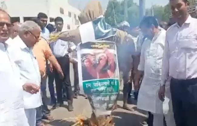सोनीपत में पाकिस्तान के खिलाफ रोष प्रदर्शन, पुतला जलाकर किया जताया