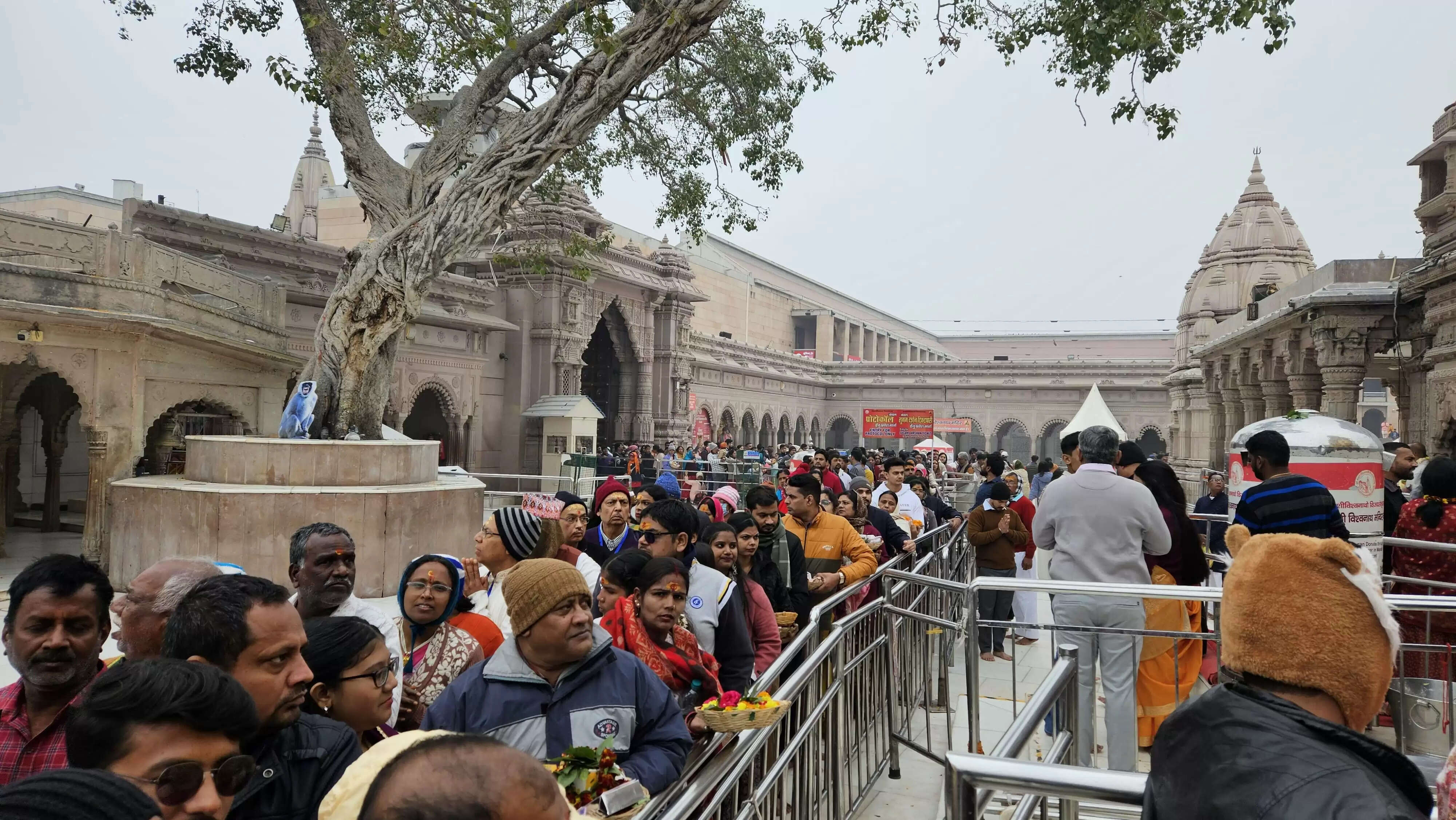 साल के अन्तिम दिन घने कोहरे और सर्द हवाओं के बीच काशी विश्वनाथ दरबार में आस्था का सैलाब