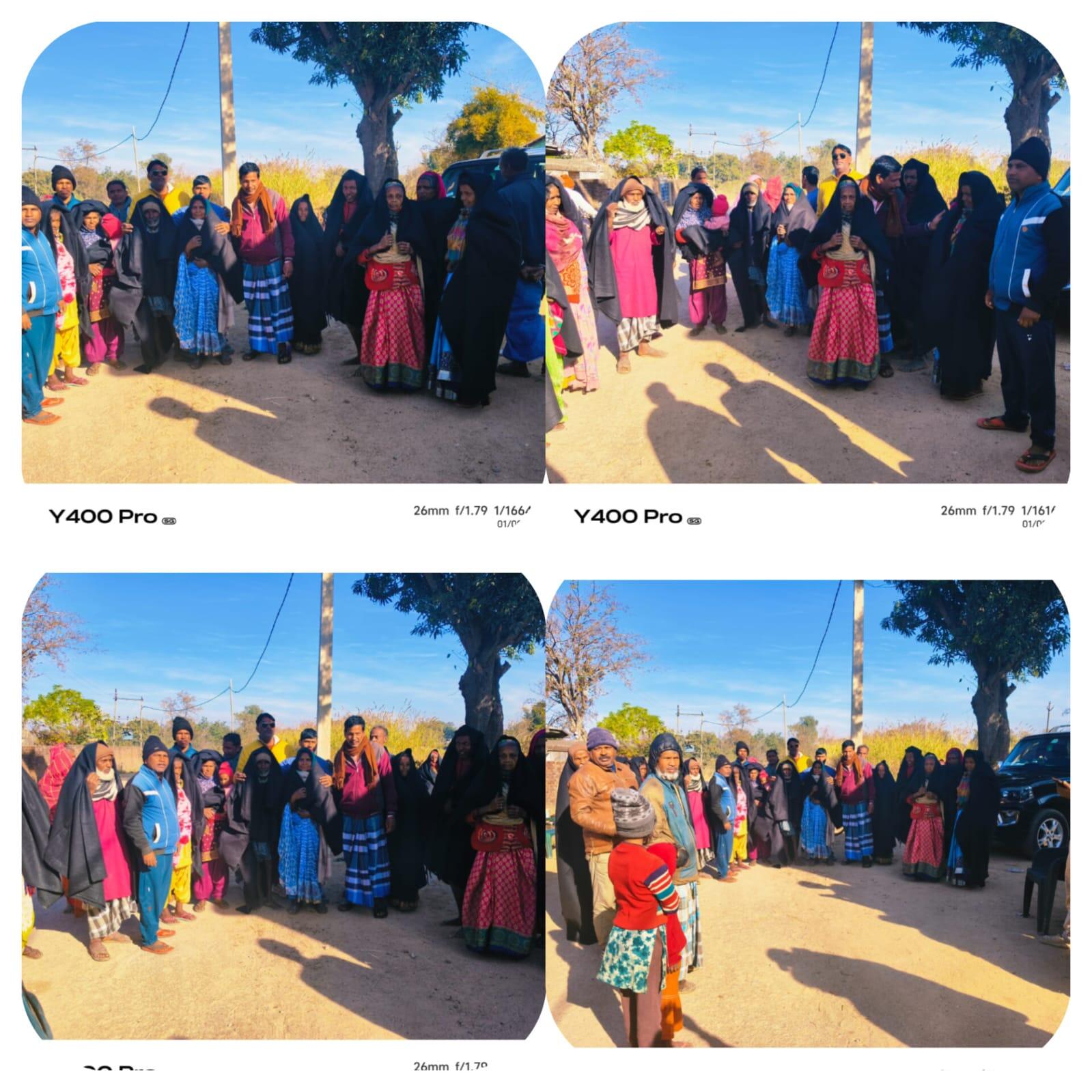 मांडर के रेगे गांव में जरूरतमंदों के बीच जिप सदस्य ने किया कंबल वितरण