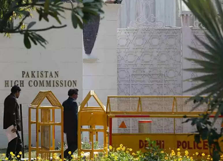 विदेश मंत्रालय ने आधीरात पाकिस्तान के शीर्ष राजनयिक साद को तलब किया, 'पर्सोना नॉन ग्राटा' नोट सौंपा