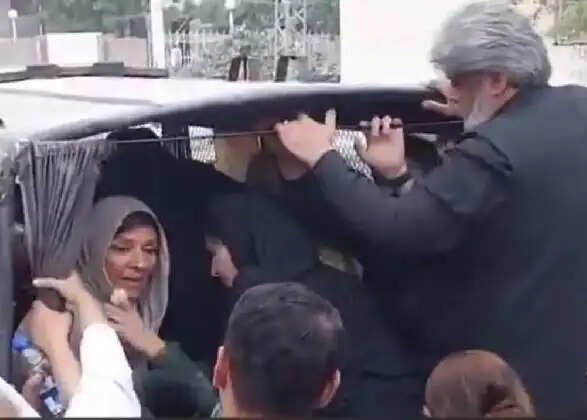 रावलपिंडी में पीटीआई के शीर्ष नेताओं और इमरान खान की बहनों को पुलिस ने किया गिरफ्तार, बाद में मिली रिहाई