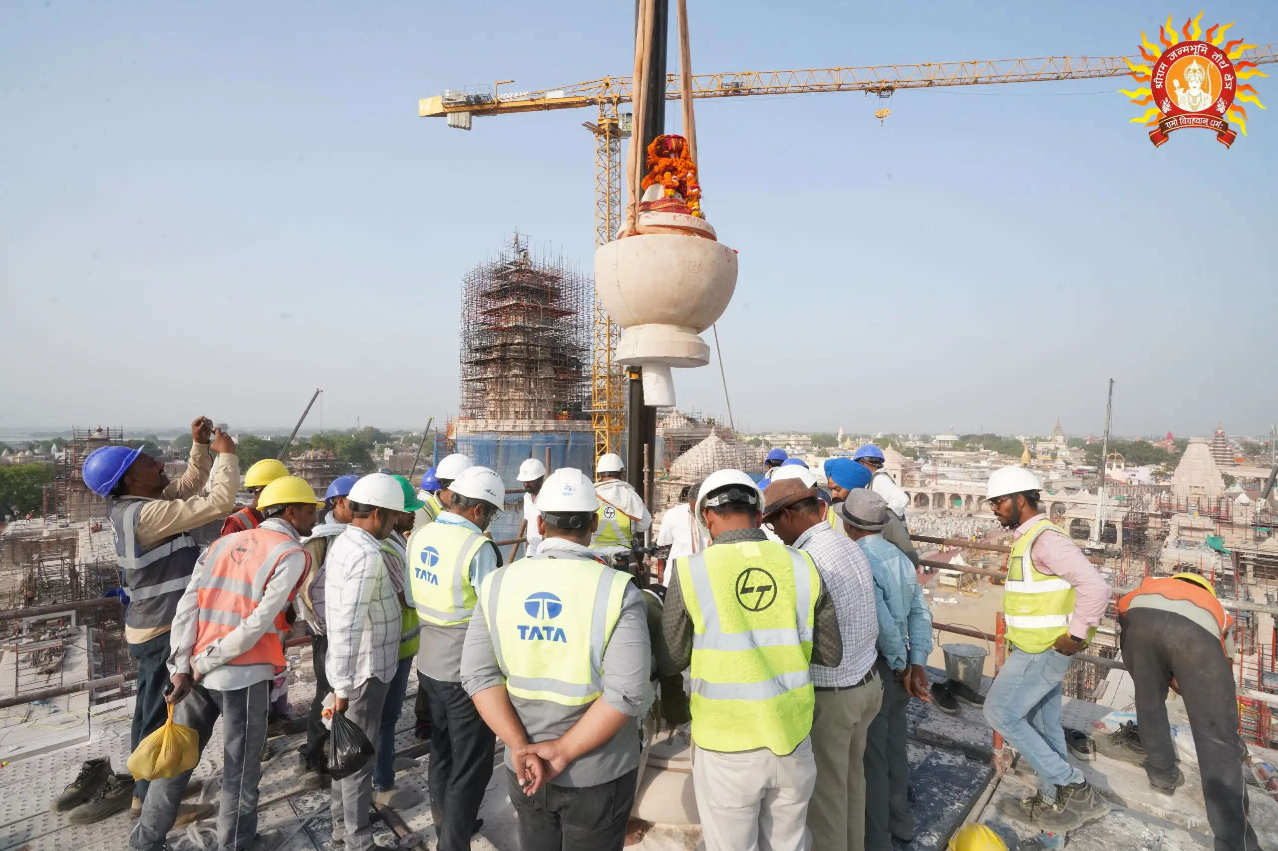 राम जन्मभूमि के सूर्य मन्दिर पर शिखर कलश हुआ प्रतिष्ठित