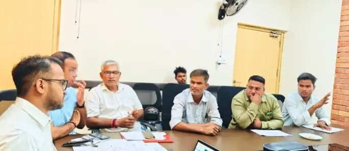 लैंड पूलिंग योजना को लेकर प्राधिकरण उपाध्यक्ष और किसानों में हुई सार्थक बातचीत