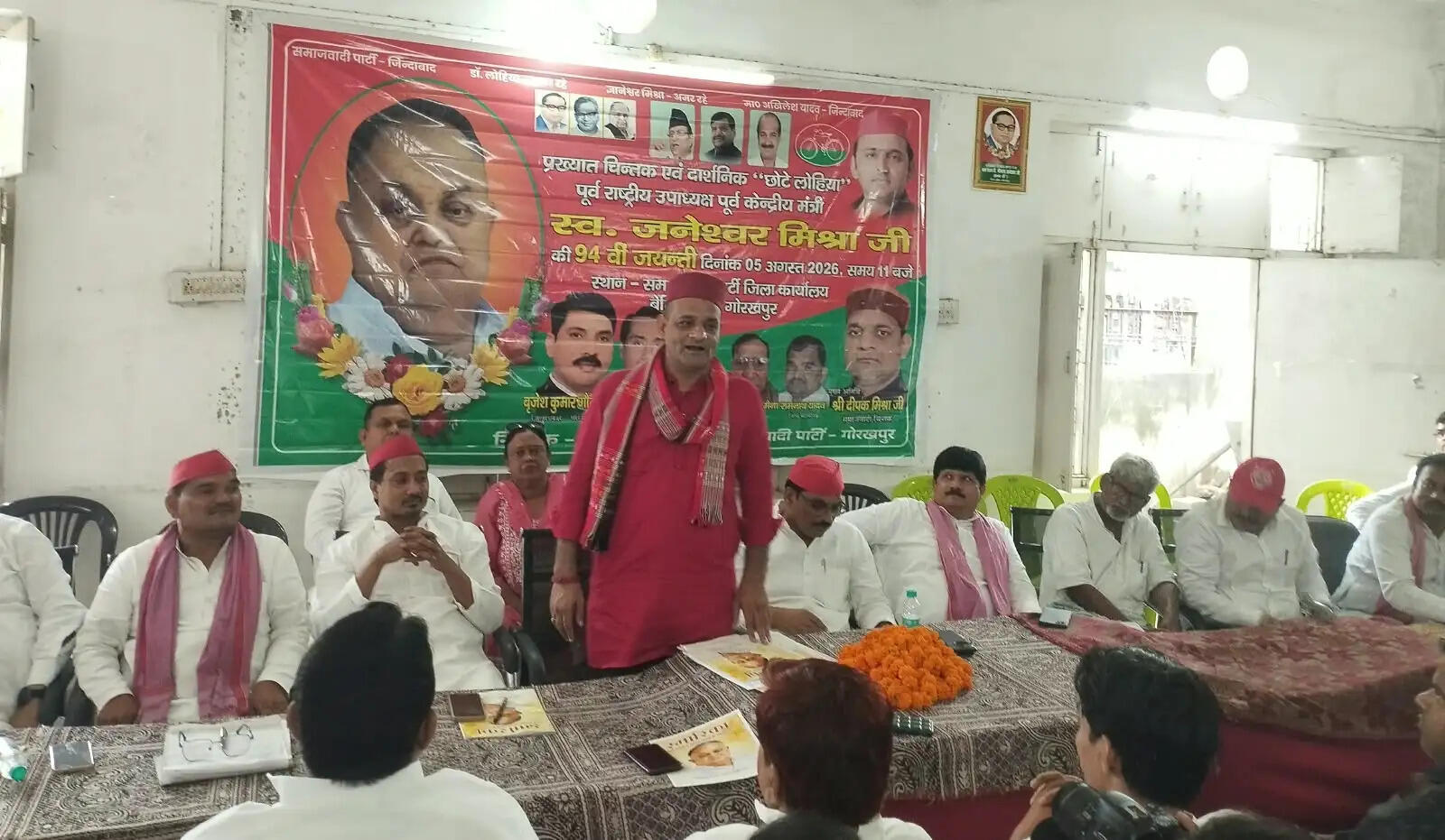 छोटे लोहिया' जनेश्वर मिश्र की जयंती पर सपा कार्यकर्ताओं ने किया नमन