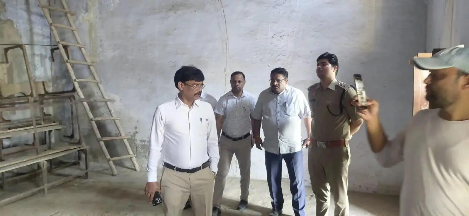 विधान परिषद चुनाव की तैयारियों का जिलाधिकारी ने लिया जायजा, व्यवस्थाएं दुरुस्त रखने के दिये निर्देश
