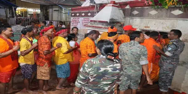बासुकीनाथ धाम में तीसरी सोमवारी पर दो लाख कावरियां ने किया जलाभिषेक