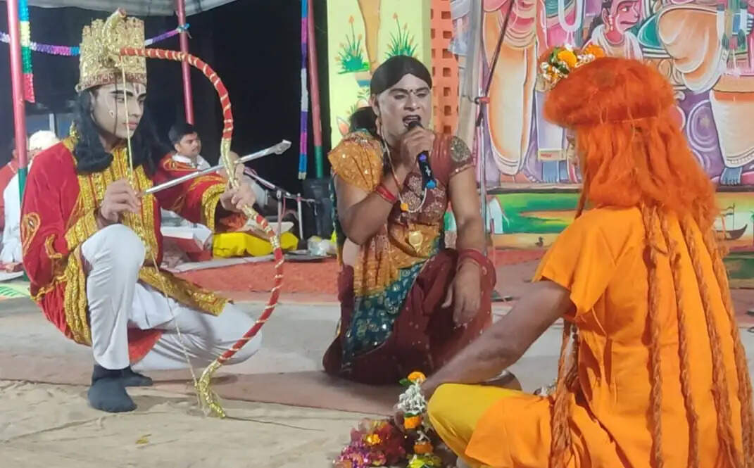 मीरजापुरः&nbsp;श्रीनिवास धाम की रामलीला में गूंजा राम जन्म का उल्लास, नारद मोह लीला का मंचन