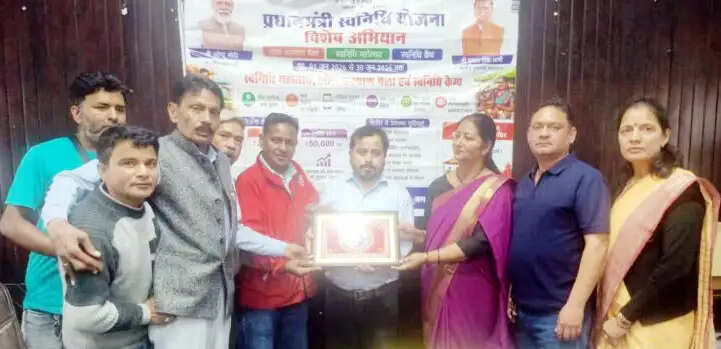 स्वनिधि महोत्सव में दी योजनाओं की जानकारी, उत्कृष्ट प्रतिभागी सम्मानित