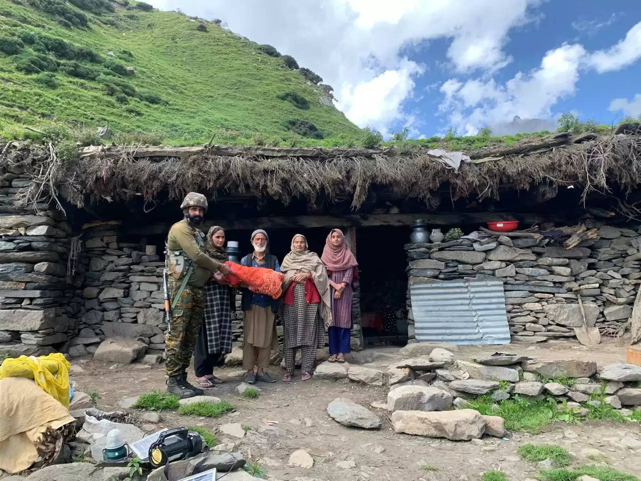 सुरनकोट गांव में कंबल, शॉल और रेनकोट बांटकर कल्याण को बढ़ावा दिया