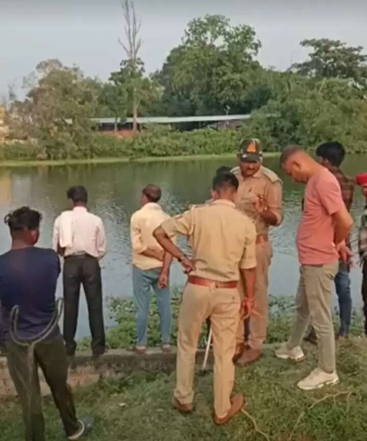 बांदा: तालाब में निकला मगरमच्छ, वन विभाग का रेस्क्यू जारी