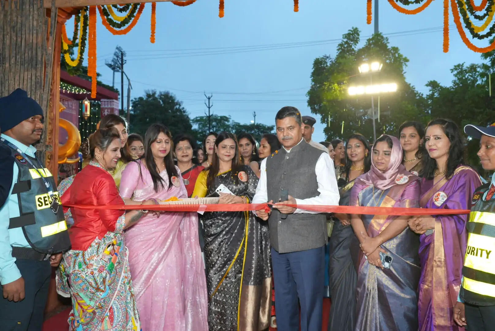 जेसोवा का दिवाली मेला शुरू, चाईबासा-दुमका को लाइब्रेरी के लिए मिला 15-15 लाख का चेक