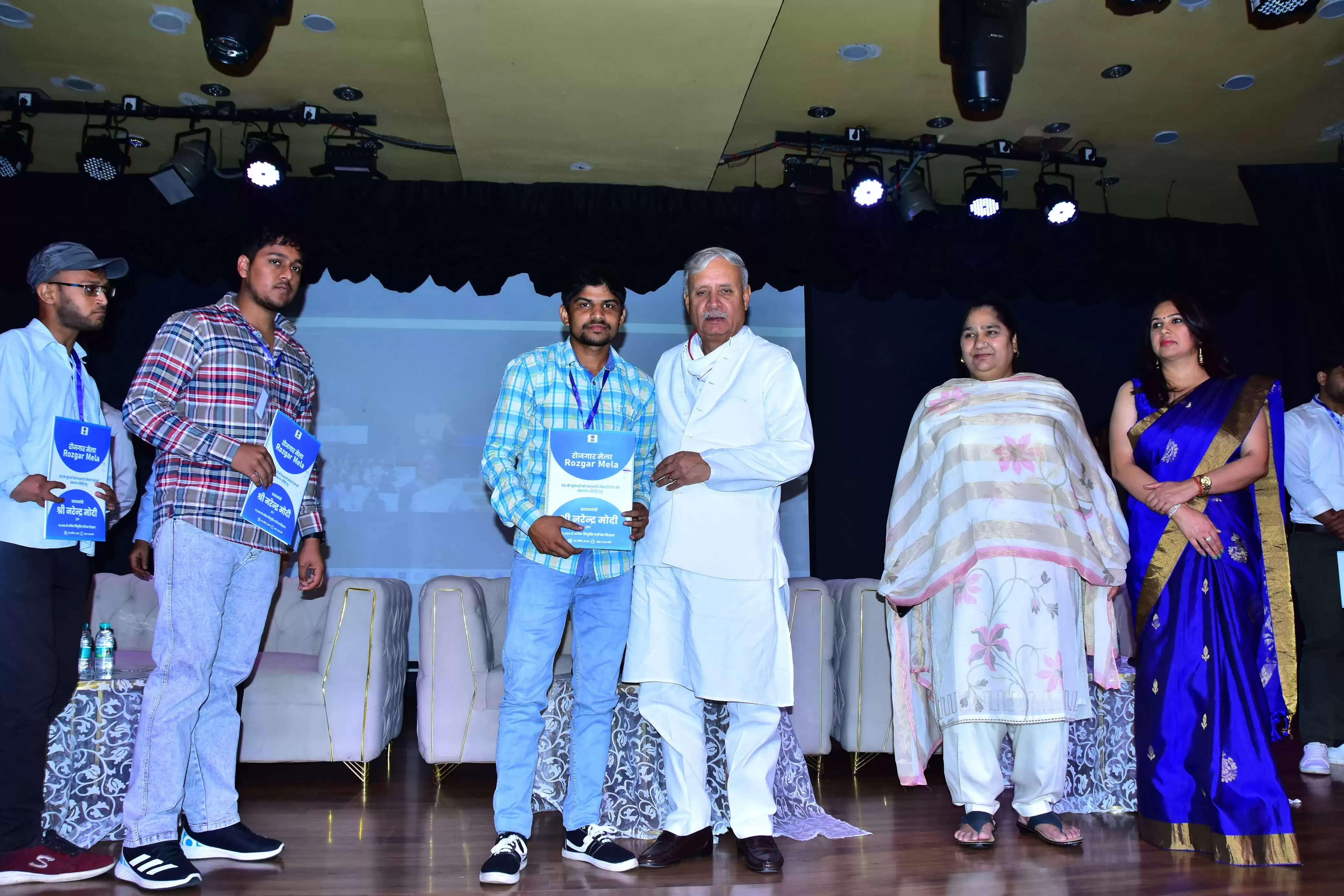 केंद्रीय मंत्री राव इंद्रजीत ने गुरुग्राम में युवाओं को सौंपे नियुक्ति पत्र