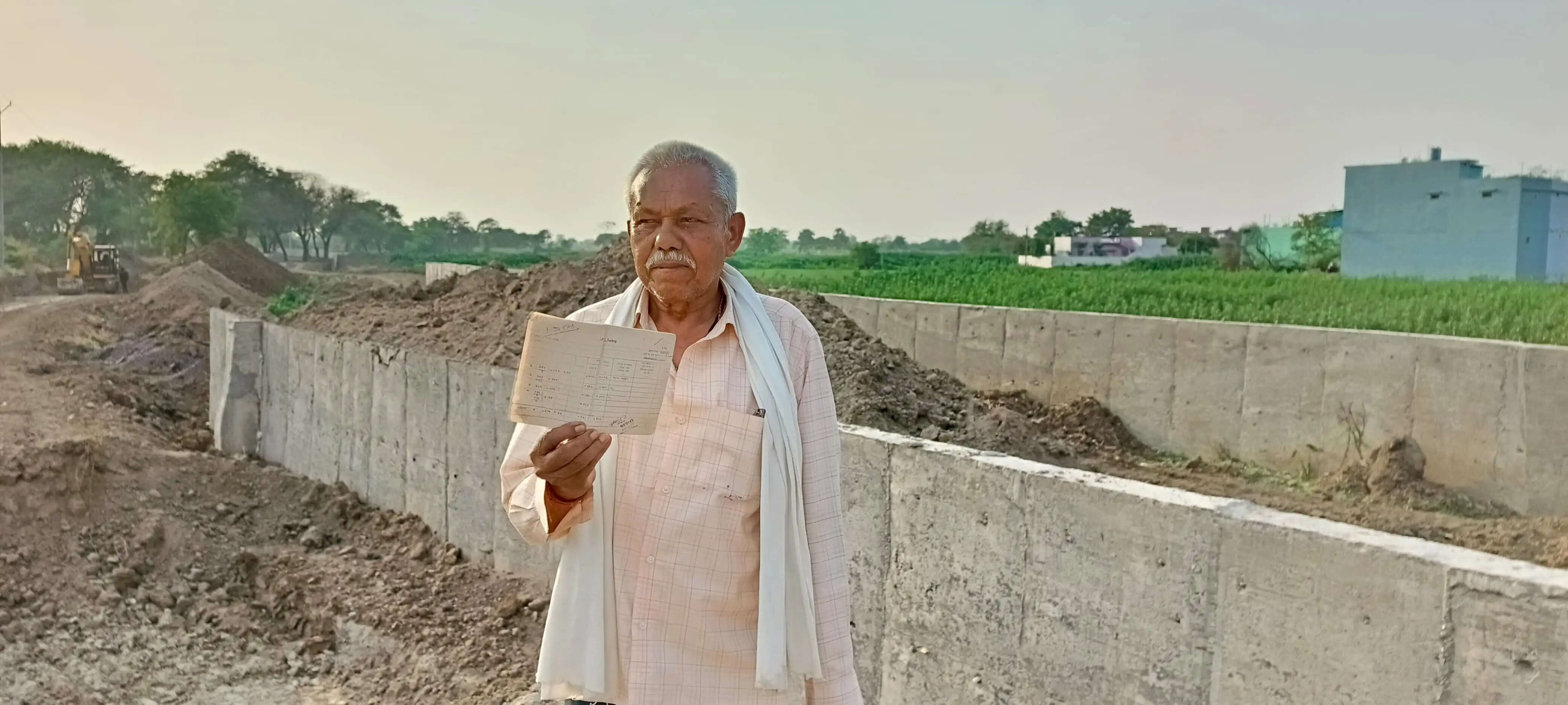 धमतरी नगर निगम ने किसान की जमीन पर बना दिया नाला, शिकायत के बाद स्टे