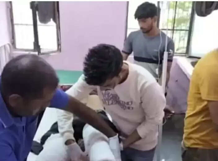 युवक ने चलती ट्रेन के आगे कूदकर की आत्महत्या की कोशिश