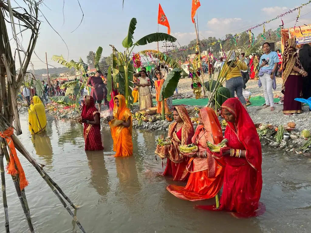 लोक आस्था के महापर्व छठ के रंग में रंगी द्रोणनगरी, व्रतियों ने डूबते सूर्य को दिया अर्घ्य