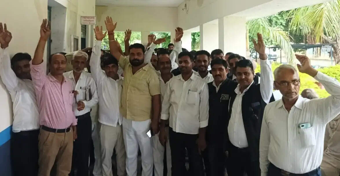 मीरजापुर : एसडीएम की कार्यशैली से नाराज अधिवक्ताओं ने लालगंज तहसील में किया प्रदर्शन