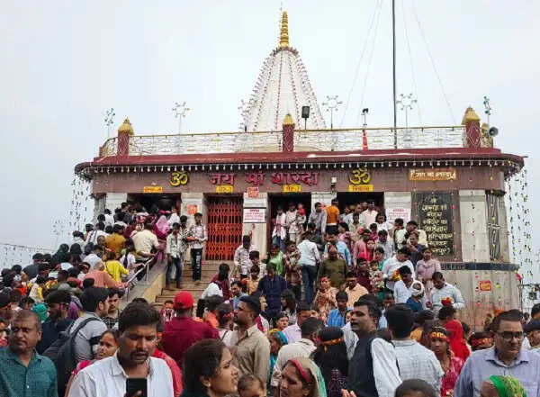 मैहर: नवरात्रि के दूसरे दिन उमड़ा आस्था का सैलाब, 54 हजार से अधिक श्रद्धालुओं ने किए दर्शन